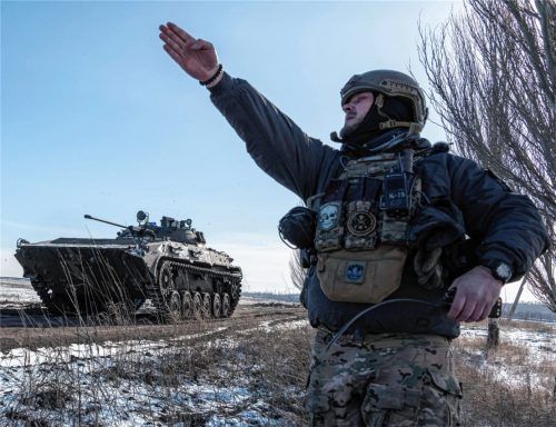 Ein ukrainischer Kommandeur zeigt einem Schützenpanzer die Richtung an, bevor er auf russische Stellungen an der Frontlinie schießt.Foto dpa