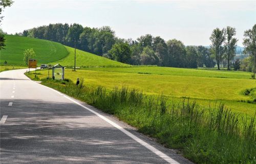 Ein ungelöstes Dauerthema unter den Bauprojekten ist der Radweg nach Schwindegg, den sich viele Bürger wünschen. Auch hier komme man laut Bürgermeister Einwang in kleinen Schritten voran. Foto Rampl