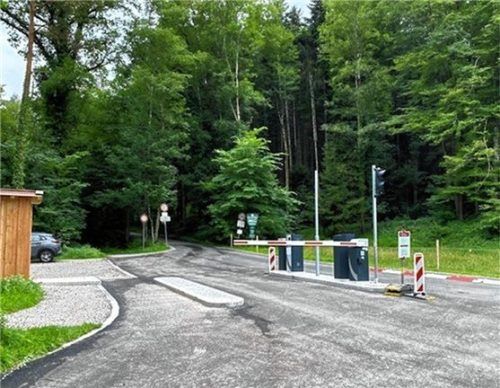 Eine Schranke, der nichts Schlechtes nachzusagen ist: Sie regelt den Verkehr rund um den Jenbachparkplatz.Foto jt