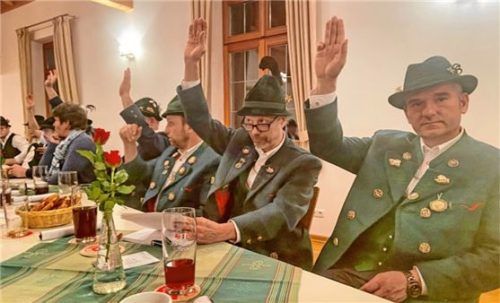 Einigkeit bei der Abstimmung. Foto  Hötzelsperger
