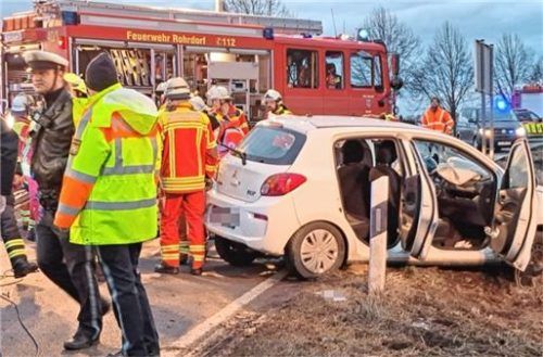 Einsatzkräfte der Feuerwehr befreiten die 54-Jährige aus ihrem Fahrzeug.Foto Reisner
