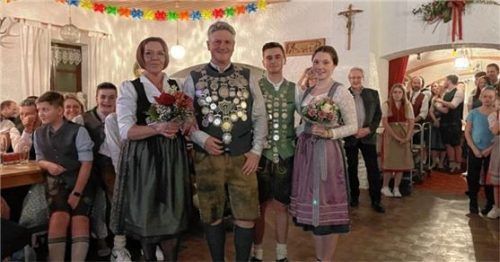 Elke Lieserl mit Schützenkönig Andre Lange und Jugendschützenkönig Florian Seyfert mit Sophia Lieserl.