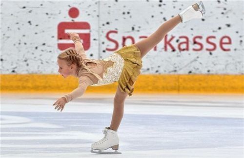 Emma Zuhr vom SV Pang belegte in der Kürklasse 7 den zweiten Platz.Foto re