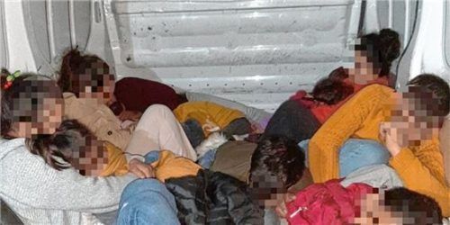 Eng zusammengepfercht in einem Transporter – so wurden auch diese Menschen 2022 über die Grenze geschleust. Foto Bundespolizei