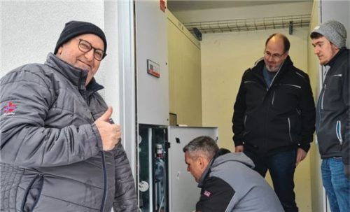 Erfolgreich eingerichtet wurde im Rahmen des Breitbandausbaus der Point Of Presence – darüber freut sich Bürgermeister Robert Aßmus (links).