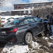 Pkw schleudert auf Autohaus-Gelände