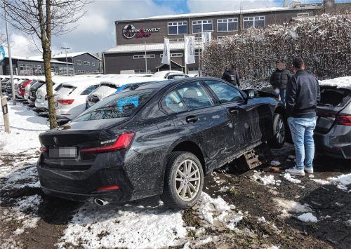 Erste Schadensbegutachtung nach dem Unfall, bei dem niemand verletzt wurde. Foto Barth