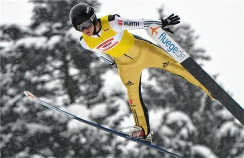 Felix Brieden beim Sprung: Das Talent vom WSV Oberaudorf holte sich zwei Kombinationssiege.Foto re