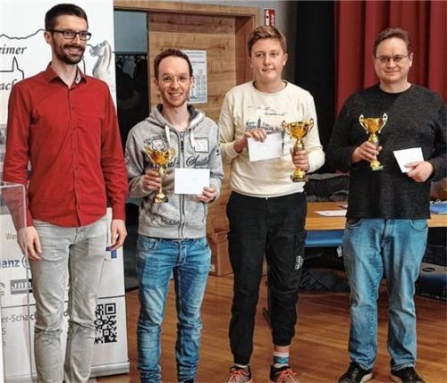 Fide-Schiedsrichter Mickael Pouchon zeichnet die drei Erstplatzierten Julian Essmann, Constantin Paul Stichter und Dr. Thomas Wyrwich (von links) aus.Foto