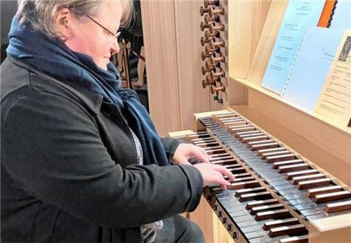 Florence Rousseau aus Rennes (Frankreich) beim Kolbermoorer Orgelmittwoch.Foto  janka