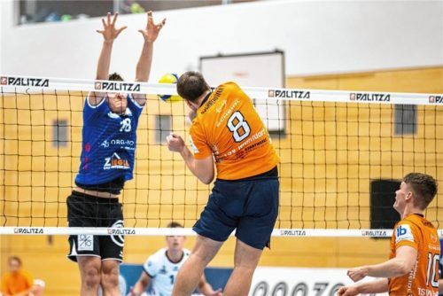 Florian Gschwendtner (rechts) gegen Pascal Zippel. Am überragenden und zwei Meter großen Mimmenhausener Mittelblocker bissen sich die Mühldorfer am Samstag die Zähne aus. Foto Fabian Bartsch