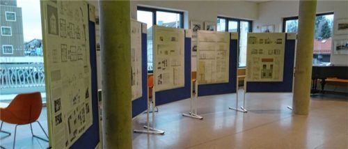 Fünf Entwürfe zur Gestaltung der Fassade des Musikschulanbaus werden auf Stellwänden im Rathaus der Öffentlichkeit präsentiert. Foto Stadtmarketing Kolbermoor