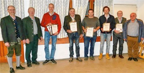 Für die höchsten durchschnittlichen Lebensleistungen ihrer Kühe wurden von Vorsitzenden Johann Mayer (von links) und Zweitem Vorsitzenden Christoph Kaufmann die Landwirte Christian Rappl, Franz Hamberger, Martin Steiner, Matthias Plank sowie Donat Osterhammer ausgezeichnet. Rechts: Zuchtleiter Dr. Rudolf Maierhofer.