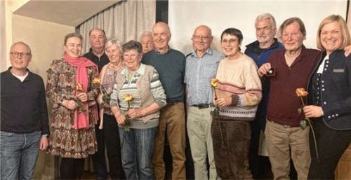 Für ihr Engagement im Verein ehrten die Vorsitzenden (von links) Andreas Bruckbauer und Pia Lukas die Mitglieder Bernd Empt und Maria Empt für 50 Jahre, Evi Weiß für 60, Martin Angerer für 40, Peter Haydn und Max Fritz für 60 Jahre, Marga Leingartner, Michael Sagberger und Herbert Klebl für 50 Jahre. Mit dabei war auch Kassenreferentin Manuela Gronostay.Foto Wendlinger