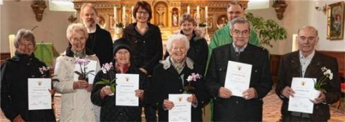 Für ihr Wirken erhielten (vorne, von links) Christa Noichl, Anneliese Stein, Friederike Panhans, Anna Heinrich, Georg Pertl und Friedl Pichl eine Ehrenurkunde. Mit ihnen freuten sich (hinten, von links) Chorleiter Rupert Schäffer, Kirchenmusikerin Christine Klinger, Pfarrgemeinderätin Evi Scheck und Pfarrer Paul Janßen. Foto Rehberg