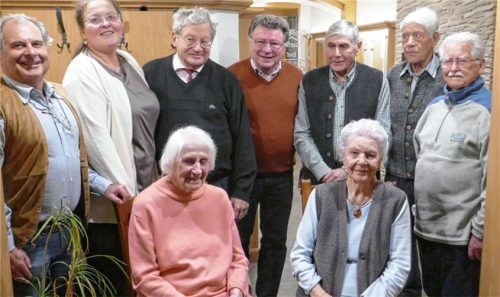 Für ihre Treue zeichneten Vorsitzender Erich Wieser und Vorsitzende Anna-Maria Kirner (hinten, von links) die Jubilare aus: 50 Jahre Mitglied ist Ehrenvorsitzender Leonhard Wimmer, ebenfalls 50 Jahre August Fürst. Max Dittenhofer ist 60 Jahre in der Sterbekasse, Franz Singhammer 50 Jahre und Alfred Mratzek 60 Jahre. Geehrt wurden zudem Irmgard Frank für 50 Jahre Mitgliedschaft (vorne links) und Anna Späth (vorne rechts). Foto  ammelburger