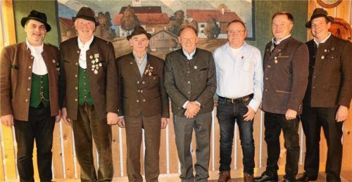 Gauschützenmeister Bernhard Brehmer (links) und Schützenmeister Sepp Staudacher (rechts) ehrten (von links) Ehrenschützenmeister Peter Thaurer, Friedl Pichl, Wolfgang Buchauer, Hans Schäffer und Georg Maurer mit dem Abzeichen des DSSB und BSSB für ihre aktive Mitgliedschaft sowie mit dem Ehrenzeichen des Vereins.Foto Rehberg