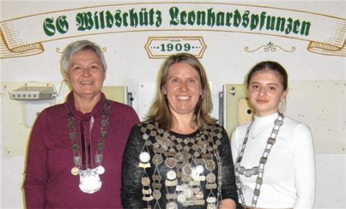 Geballte Frauenpower: Die Königinnen der SG Wildschütz Leonhardspfunzen heißen (von links) Marianne Löslein, Kathrin Maier und Lea Weber. Foto Geballte re