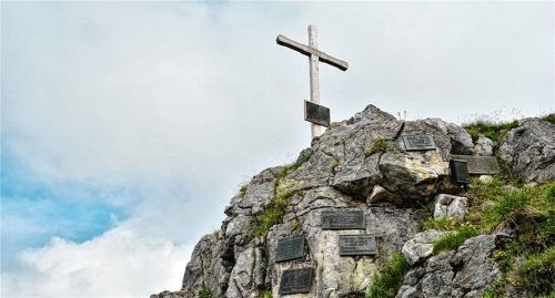 Gedenktafeln beim Elbacher Kreuz erinnern an die Mitglieder des Bad Aiblinger Alpenvereins, die in den Bergen ihr Leben verloren. Foto Hans Seidl