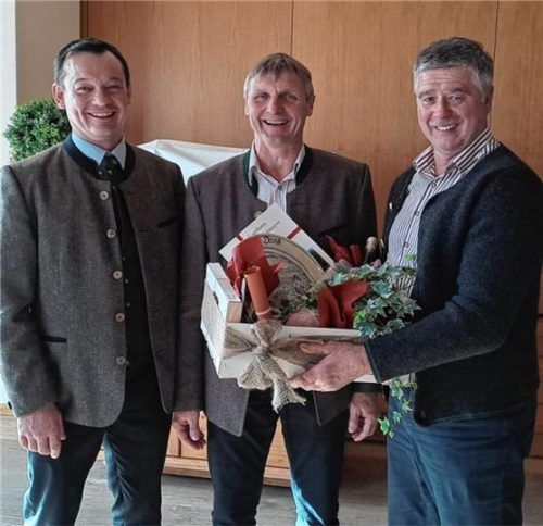 Geehrt für seine 15-jährige Amtszeit als Vorsitzender wurde Georg Lechner (Mitte) vom Vorsitzenden der Viehzuchtgenossenschaft Rosenheim Markus Dinzenhofer (links) und dem Zweiten Vorsitzenden Konrad Estermann. Foto re