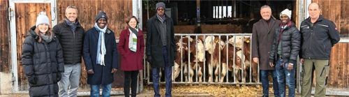 Gemeinsam auf Hofbesichtigung waren (von links) Projektmanagerin der Entwicklungszusammenarbeit Sophia Rommel, Georg Bayr vom MR Deutschland, Geschäftsführer Faustin Thiaw vom MR Senegal, Leiterin der Entwicklungszusammenarbeit Lena Maria Russ, Staatssekretär im Landwirtschaftsministerium Senegal Dr. Moussa Sow, Geschäftsführer Erwin Ballis der MR Deutschland, Projektmanager Mamady Sangare und Vorsitzender Martin Weber vom MR Aibling-Miesbach-München. Foto RE
