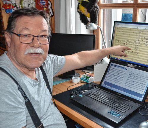 Georg Hermansdorfer an seinen zwei übereinander platzierten Bildschirmen – oben das digitalisierte handschriftliche Originalmanuskript der Oper „Der Untersberg“ aus dem Besitz der Staatsbibliothek München, unten die mittels eines speziellen Programms übersetzte Version ihres Wiederentdeckers.Foto Kretzmer