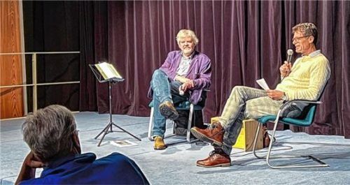 Germanist Prof. Dr. Sven Hanuschek (links) stellte im Gespräch mit Moderator Axel Effner Auszüge aus seinen beiden Biografien der Schriftsteller Erich Kästner und Arno Schmidt vor. Foto re