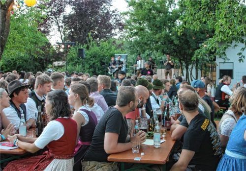Geselliges Beisammensein in Kirchdorf.