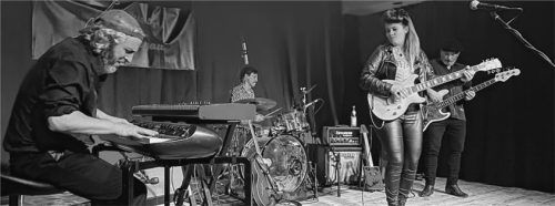 Ghalia Volt mit ihrer Band – Dean Michael Zucchero an der Bassgitarre, Phil Breen am Keyboard und Lee Andrew Williams jr. am SchlagzeugFoto kirchner