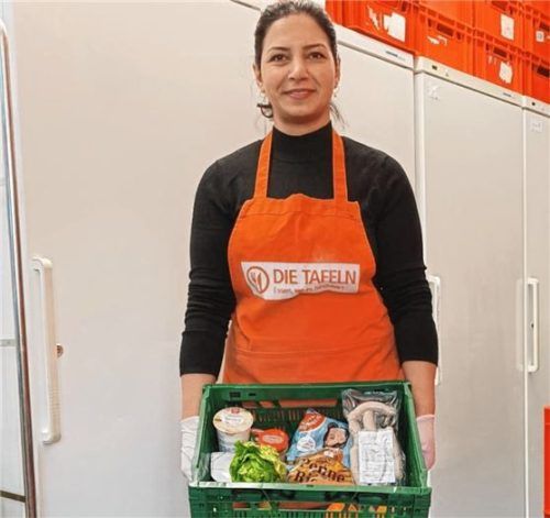 Gonca Cuhadar arbeitet ehrenamtlich jeden Donnerstag an der Ausgabe der Rosenheimer Tafel. Sie zeigt die typische Wochenfüllung einer Kiste, die Bedürftige derzeit von der Rosenheimer Tafel bekommen.Foto re