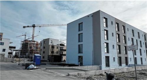 Großbaustelle: Neben Wohnraum für 350 Familien entsteht hier auch ein Seniorenzentrum für 95 Bewohner. Schon Ende März soll es fertig sein. Im April übernimmt die Haus Mangfall Senioren- und Pflegeheim GmbH Kolbermoor das Gebäude. Foto Gerlach