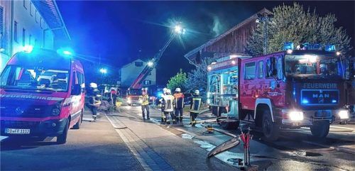Großeinsatz mitten in der Nacht: Im August 2022 rückten fünf Feuerwehren aus, um einen Brand in Riedering zu löschen. Foto re