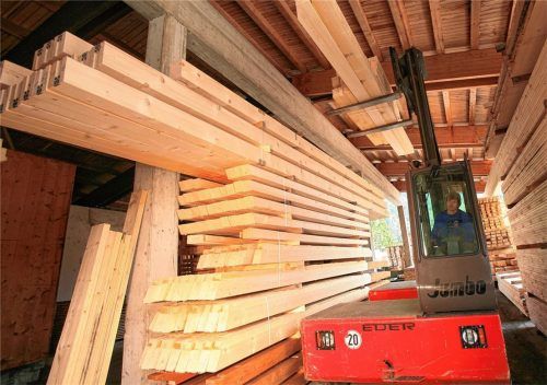 Gute Ökobilanz: Der Freistaat will im Rahmen seiner Bioökonomiestrategie die stärkere Nutzung von Holz fördern. Auch Betriebe in der Region, wie das Traditionsunternehmen Doppler & Spannring in Inzell, setzen sich für den Ausbau regionaler Wertschöpfungsketten ein. Foto Doppler & Spannring
