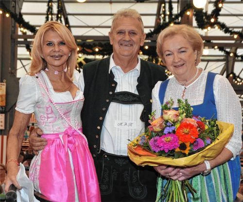 Haben 20 Jahre lang eng zusammengearbeitet: (von links) Marisa Steegmüller, Geschäftsführende Gesellschafterin der Brauerei, und das Festwirt-Ehepaar Manfred und Elisabeth Kirner. Foto  Schlecker