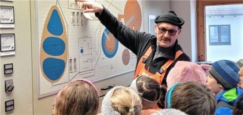 Hans Schönhuber veranschaulicht den Klärvorgang. Foto re