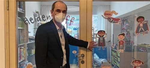 Helden für die Kinder: Peter Wichelmann, Geschäftsführer der Aschauer Kinderklinik, präsentiert die Figuren mit Umhängen und Masken. Sie sollen erkrankten Kindern Mut machen. Foto Trautmann
