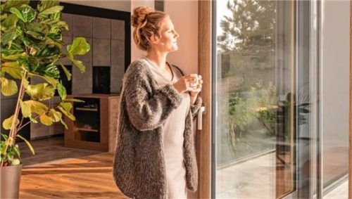 Helle und lichtdurchflutete Räume stehen für ein modernes Wohnambiente. Foto epr/Internorm
