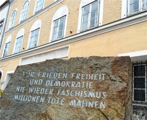 Hitler-Geburtshaus in Braunau: Vor einer der Fensternischen stellten Peter M. und ein Vorarlberger Gesinnungsgenosse Kerzen auf. Foto Matthias Röder/dpa