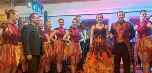 Hoher Besuch: Der Vorsitzende des Veteranenvereins, Josef Eckl (links), begrüßt das Vogtareuther Prinzenpaar VerenaI. und Dominik I.Foto Niessen