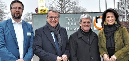 Holz als unverzichtbarer Rohstoff: (von links) Wolfgang Alversammer von der TH, Klaus Stöttner, Vorsitzender des Hochschul-Kuratoriums, und TH-Präsident Heinrich Köster (Mitte) begrüßten Michaela Kaniber zum Wood BioEconomy Forum. Foto  Hinterseer