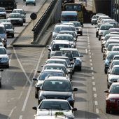 Mensch unterwirft sich dem Blech