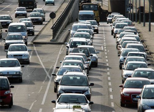 Im Berufsverkehr stauen sich Autos auf einer Autobahnauffahrt. Foto dpa
