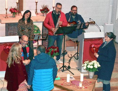 Im festlichen Rahmen, mit Ernst und guter Laune, gab der evangelische Pfarrer Günter Nun am Valentinstag sieben Paaren den kirchlichen Segen. Fotos Schmidt
