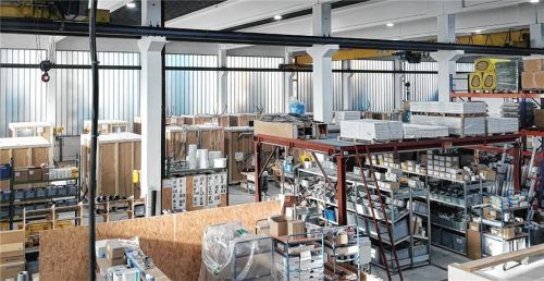 In der 3600 Quadratmeter großen Halle in Flintsbach produzieren die 50 Mitarbeiter der Firma Tjiko im sogenannten Bienenstockprinzip ihre Bäder. Foto Sautter
