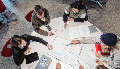 In einem SCALE-UP-Raum sind die Studierenden der Technischen Hochschule Rosenheim Mitmacher statt Zuhörer. Foto Lisa Lanzinger