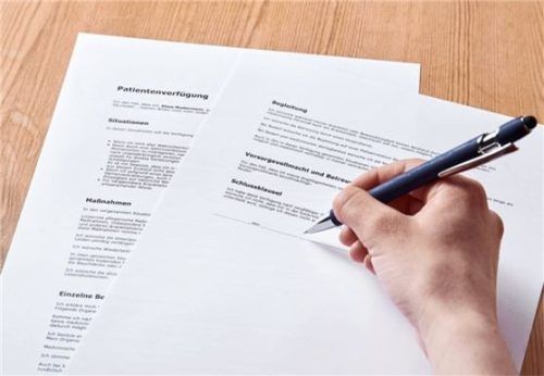 In einer Vorsorgevollmacht kann mit der richtigen Formulierung eine gerichtliche Betreuung weitgehend vermieden werden. Im Einzelnen kann dabei festgelegt werden, wer für eine andere Person was entscheiden darf. Foto djd/Itzehoer Versicherungen