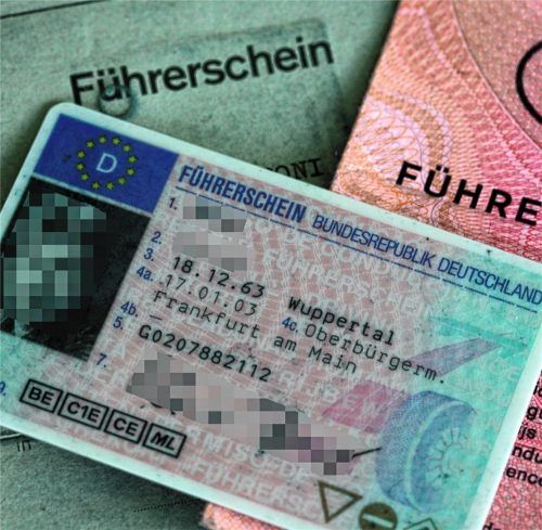In Rosenheim haben sich seit Januar 2021 schon etwa 2450 Bürger um einen neuen Führerschein gekümmert. Foto dpa | Oliver Berg