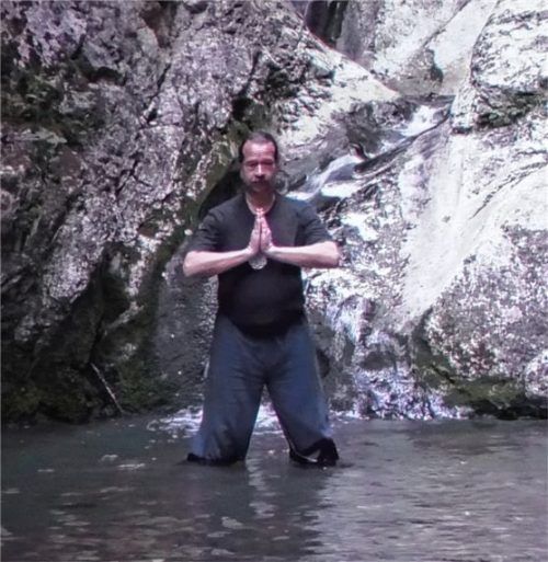 Ingo Taleb Rashid alias „El Haddawi“ bei einer Naturmeditation in einer Szene aus dem Film „Ein Leben in Bewegung“. Foto friedrich