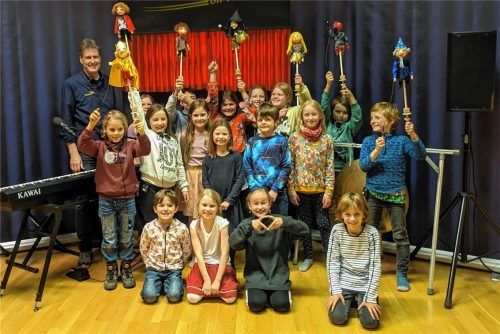 Joachim Gößler und seine Schützlinge freuen sich über das erfolgreiche Projekt. Foto Aberle