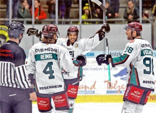 Jubel um den zweifachen Torschützen Aaron Reinig. Hinten Lukas Laub, der zwei Tore vorbereitete und rechts Maxi Vollmayer, ebenfalls mit zwei Assists. Foto Oliver Rabuser